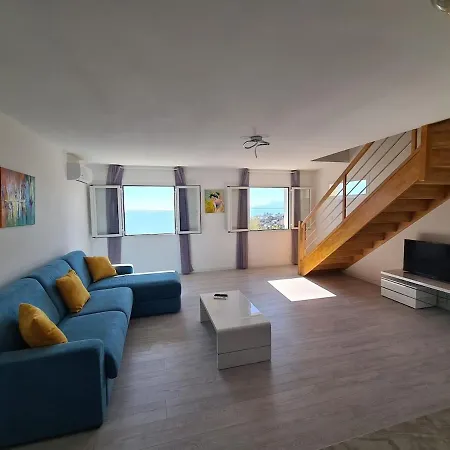 Апартаменты 6-person In Sea View With Jacuzzi San-Martino-di-Lota