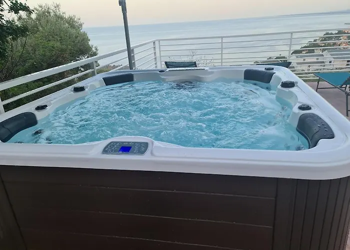 アパート 6-person In Sea View With Jacuzzi San-Martino-di-Lota